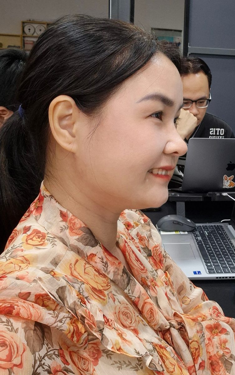Chị Yến ngồi học bên laptop và sổ ghi chép