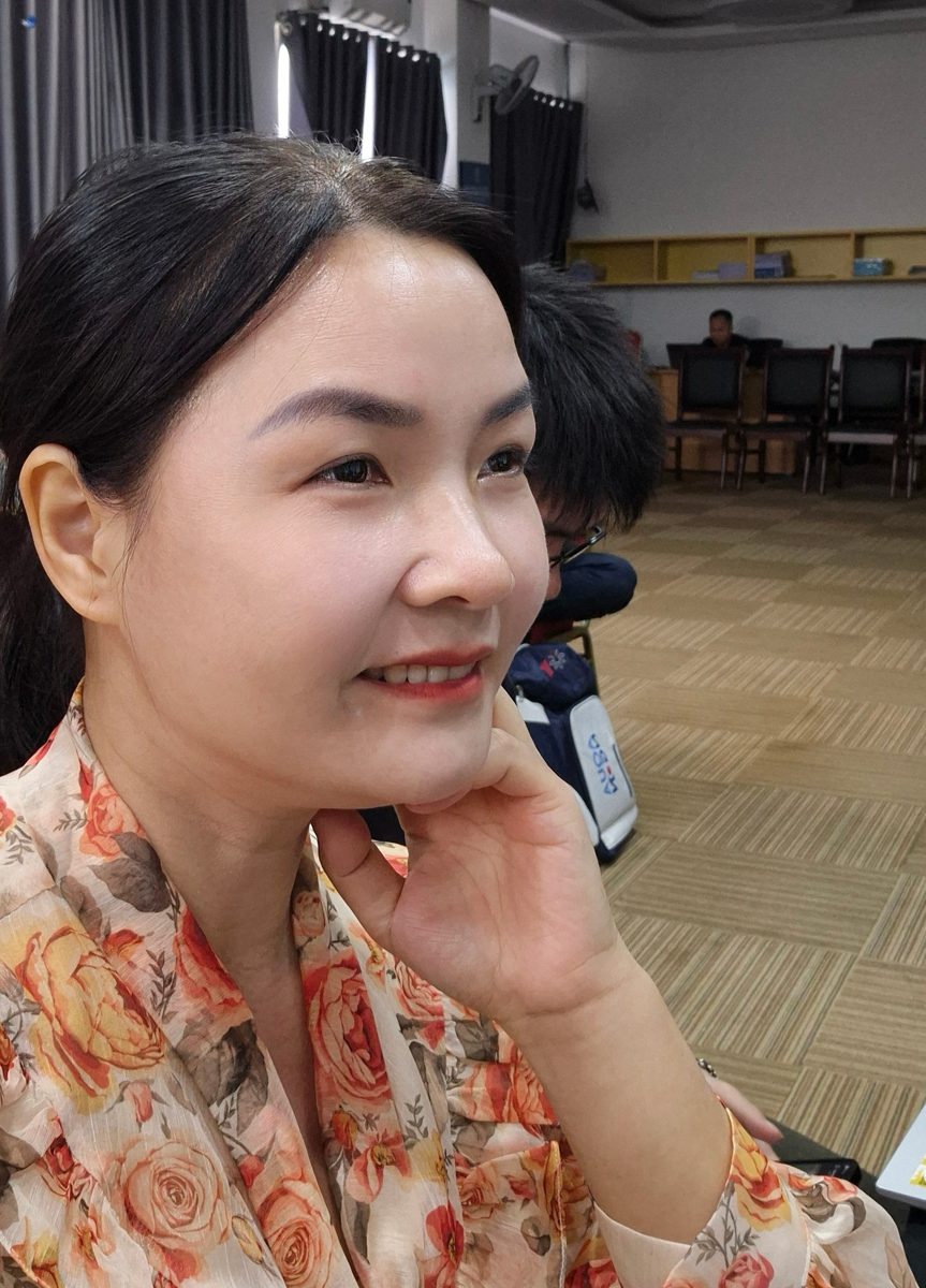 Chị Yến chống cằm mỉm cười